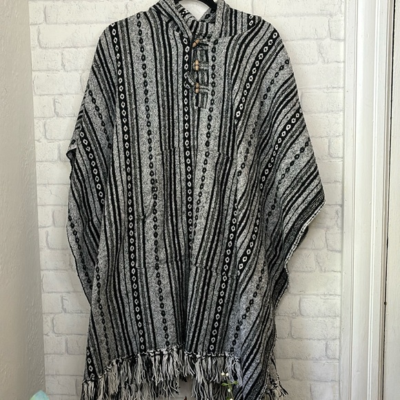 Boho Poncho Made in Nepal - Picture 1 of 10